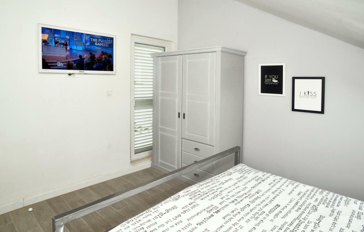 Apartment Holiday In Подстрана Екстер'єр фото